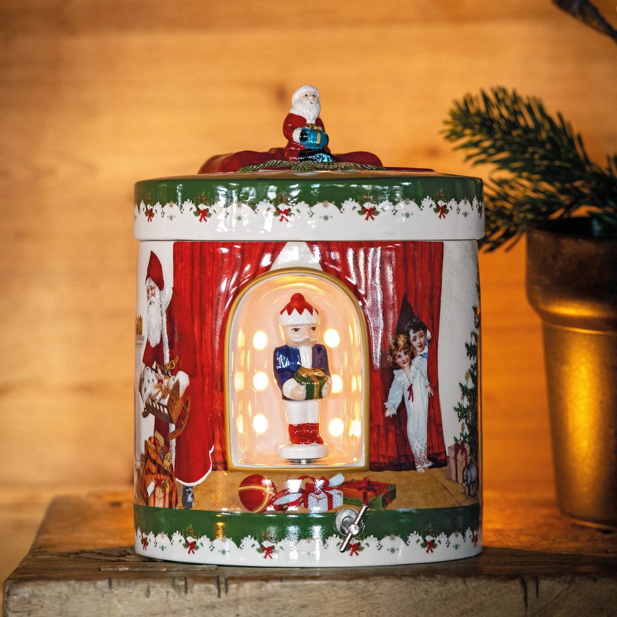 Emb. Rond, Père Noël Apporte Cadeaux CHRISTMAS TOYS couleur unique, VILLEROY & BOCH