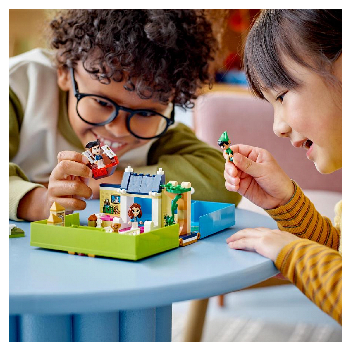Disney Les aventures de Peter Pan et Wendy dans un livre de contes multicolore, LEGO