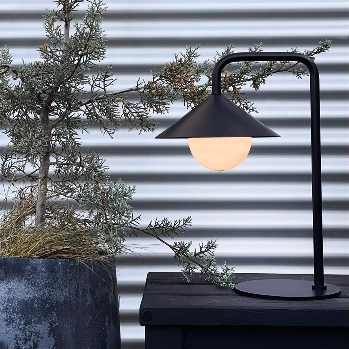 Lampe de table extérieure LED à intensité variable noire NOVA - Boule lumineuse rechargeable USB-C noir, DYBERG LARSEN