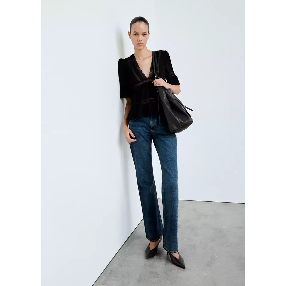 Blouse col en V en dentelle noir, MANGO