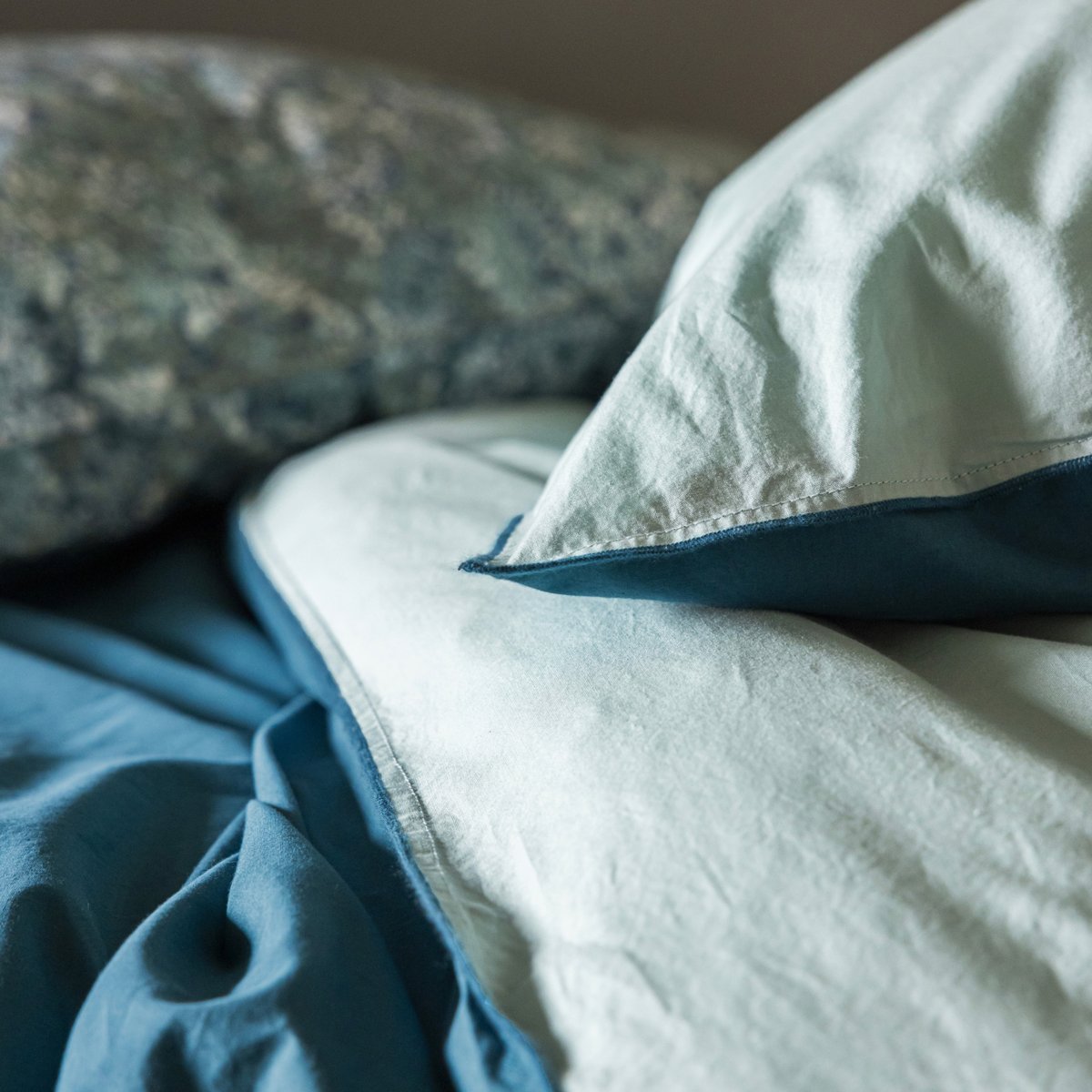 Taie d'oreiller bicolore en percale de coton lavé, DOUCEUR LAVÉE bleu petrole/celadon, BLANC CERISE