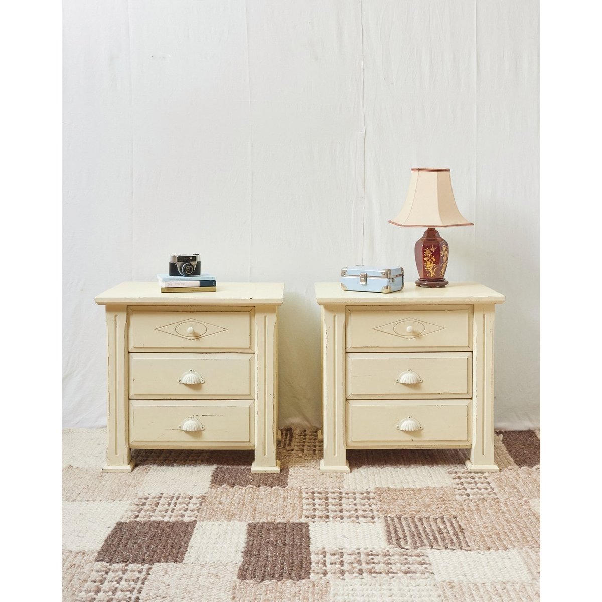 Paire de grands chevets en Eucalyptus Odile N°1302 - Bon état blanc, DEBONGOUT