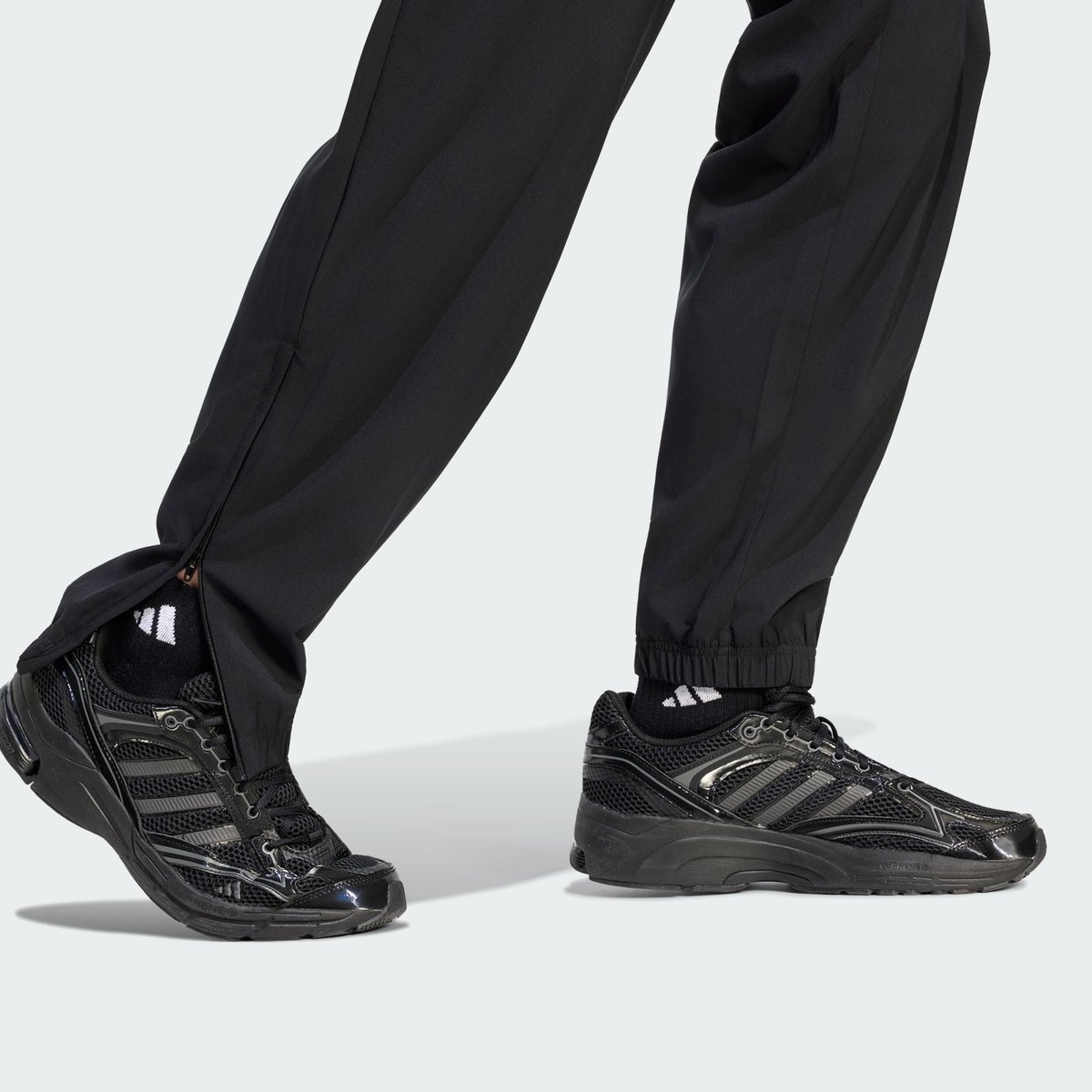 Pantalon Bord-Côte Fuselé Tissé Petit Logo Essentials Stanford Lite Pantalon Bord-Côte Fuselé Tissé Petit Logo Essentials Stanford Lite black / white, ADIDAS SPORTSWEAR