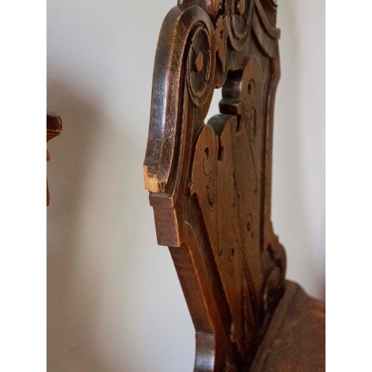 Paire de chaises au bois sculpté Claude N°1583 - Bon état bois foncé, DEBONGOUT