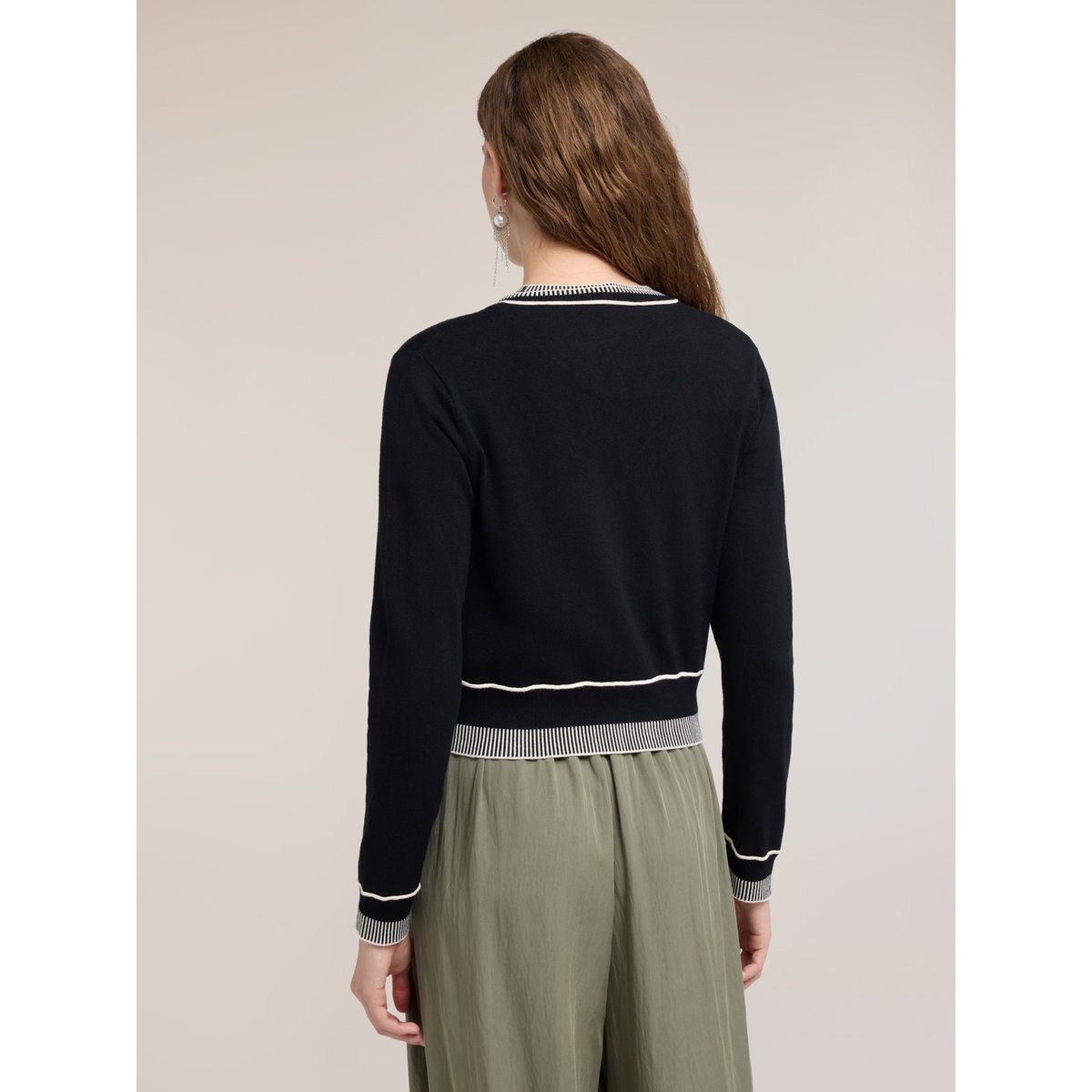 Cardigan court avec bordures contrastées noir, MOTIVI