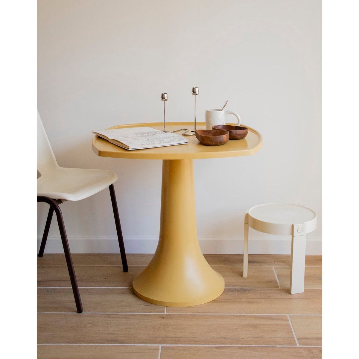 Table à manger au pied tulipe Karla N°1270 - Bon état moutarde, DEBONGOUT