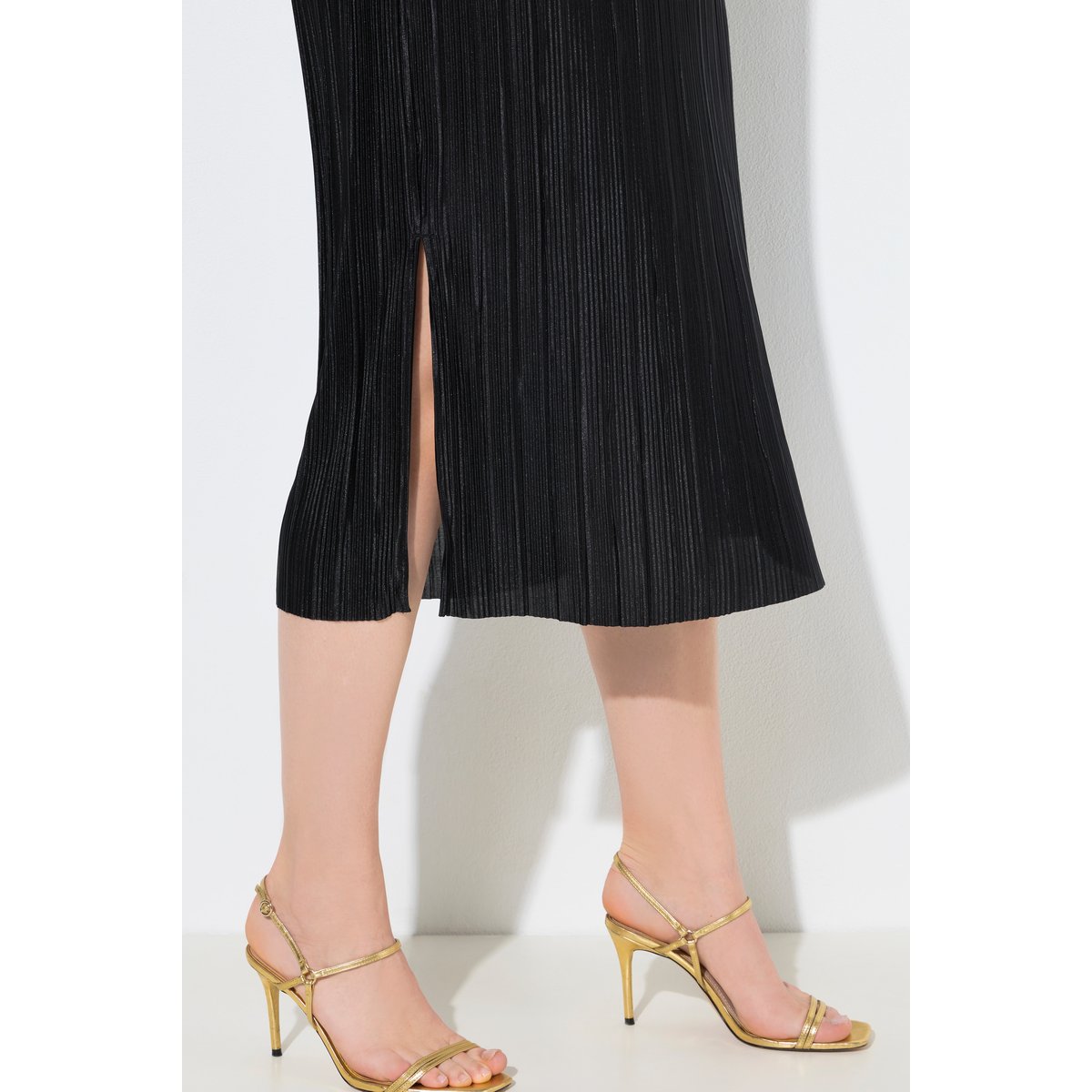 Robe midi plissée. Sans manches. Encolure noir, ULLA POPKEN