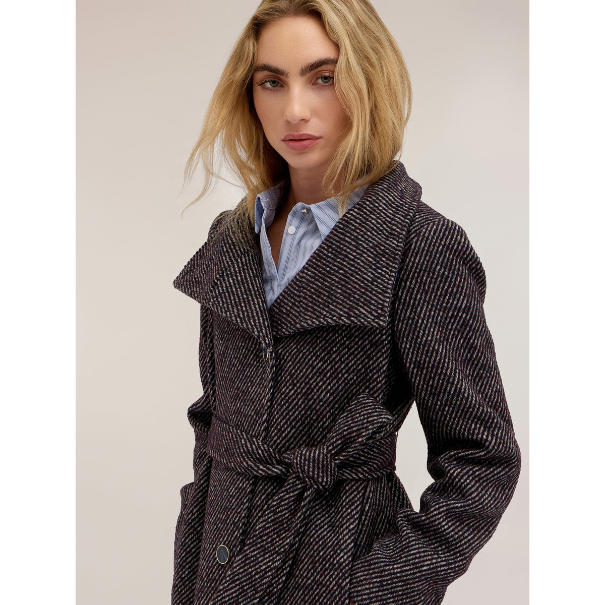 Manteau ceinturé à col montant gris, MOTIVI