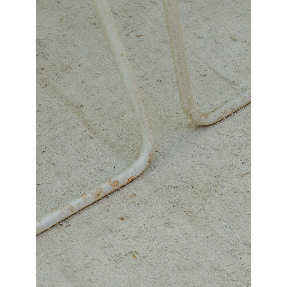 Paire de chaises en métal blanc Alma N°2014 - Bon état blanc, DEBONGOUT