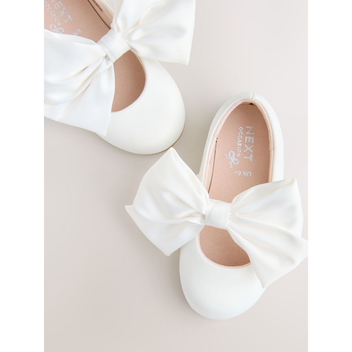 Babies avec fleur et nœud en satin blanc, NEXT