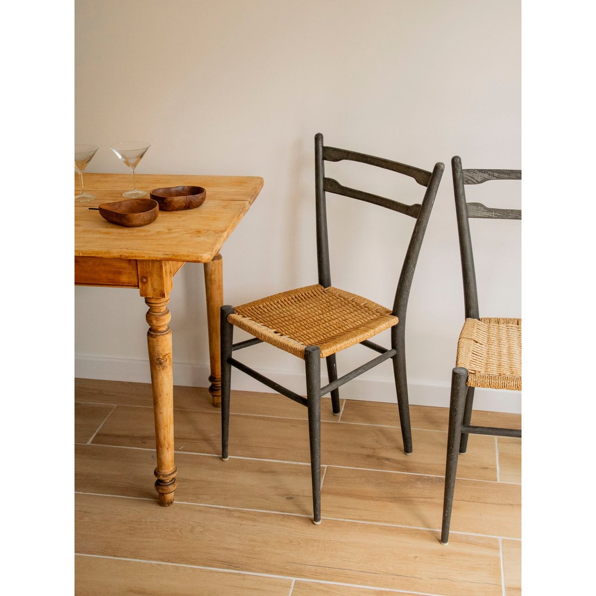 Paire de chaises aux lignes épurées Claude N°1563 - Bon état bois foncé, DEBONGOUT