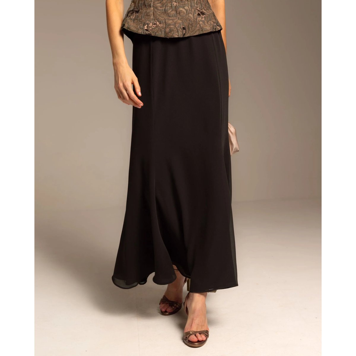 Jupe longue en mousseline à pinces et taille élastique marron, THE-ARE