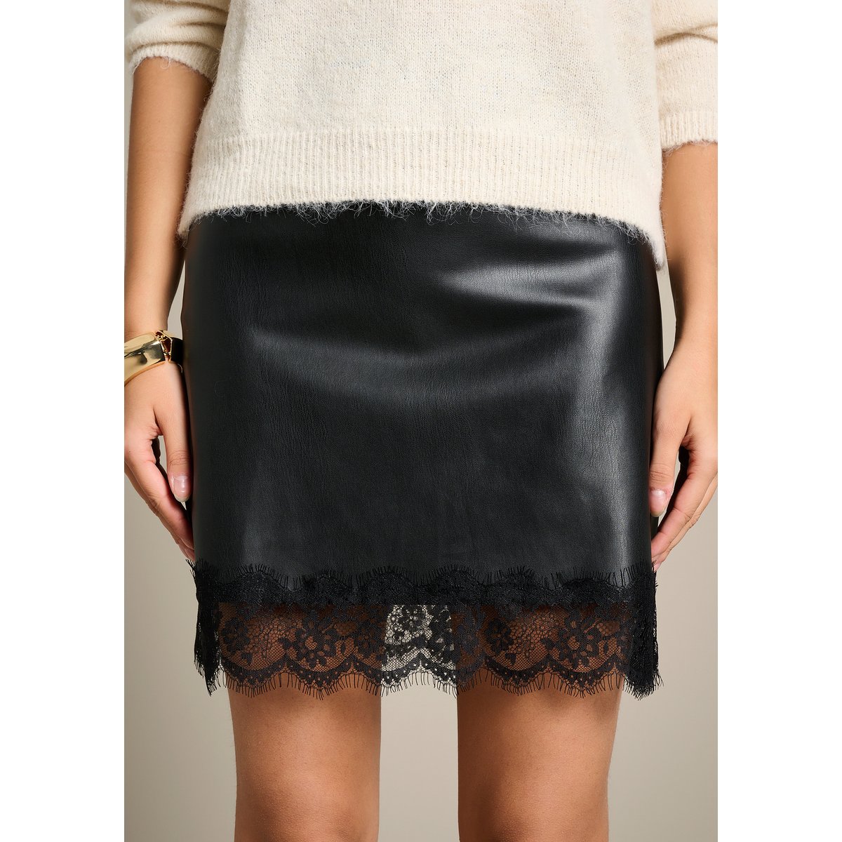 Jupe courte effet cuir et dentelle noir, LOLALIZA