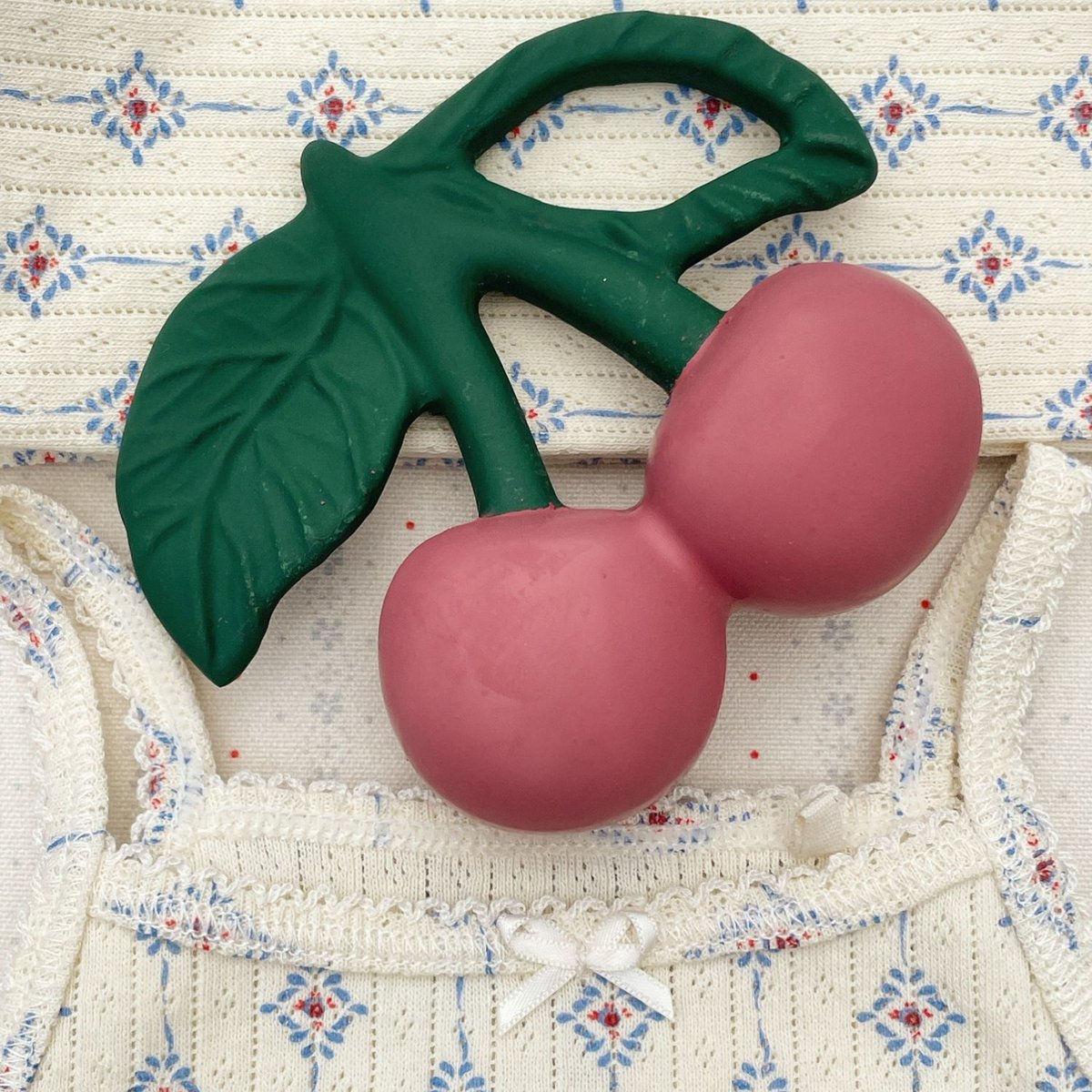 Jouet de dentition rouge, vert, KONGES SLOJD