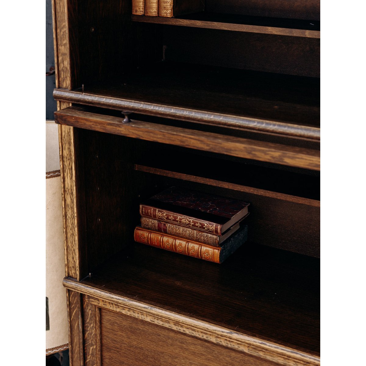 Vitrine modulable en bois brut Victoria N°1318 - Bon état bois foncé, DEBONGOUT