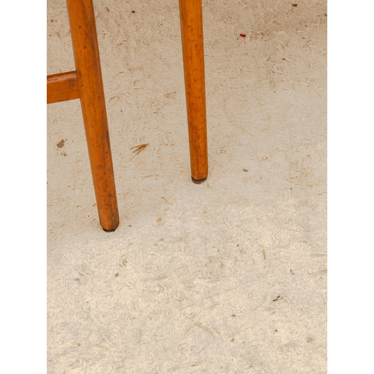 Lot de 4 chaises en bois et tissu Alma N°2077 - Bon état bois foncé, DEBONGOUT