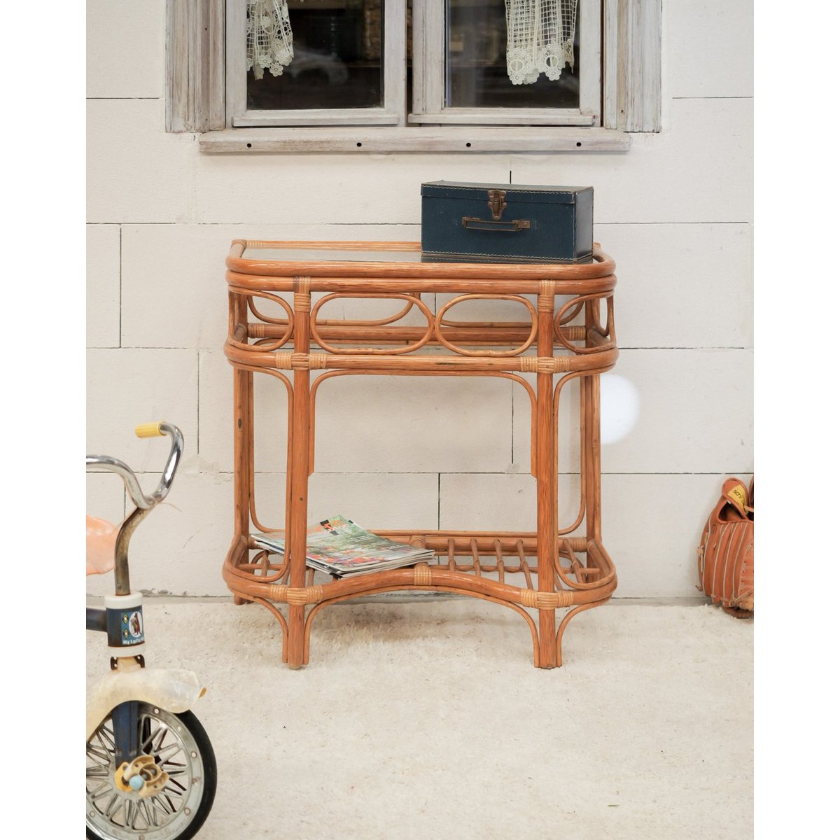 Table d'appoint en verre et rotin Francine N°1568 - Bon état bois clair, DEBONGOUT
