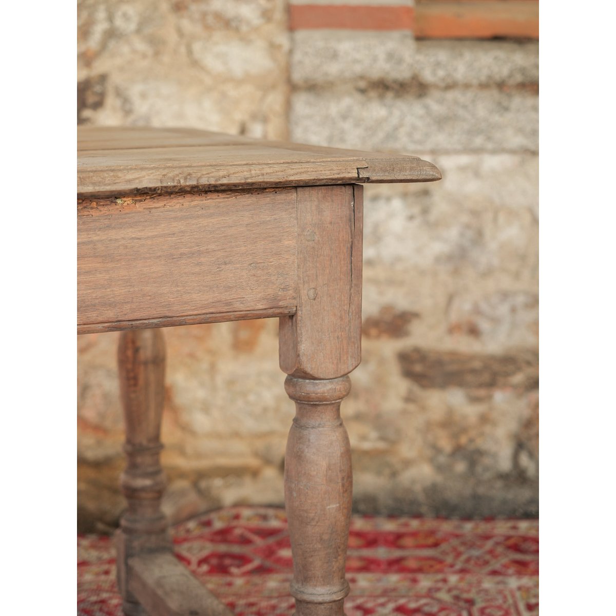 Table à manger au grand tiroir Romy N°1572 - Bon état bois clair, DEBONGOUT