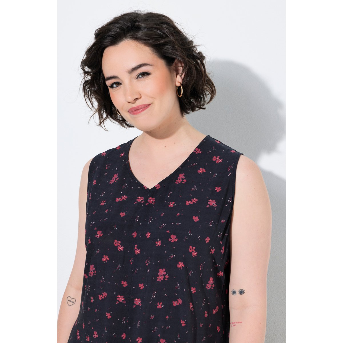 Robe à fleurs sans manches, décolleté en V noir, ULLA POPKEN
