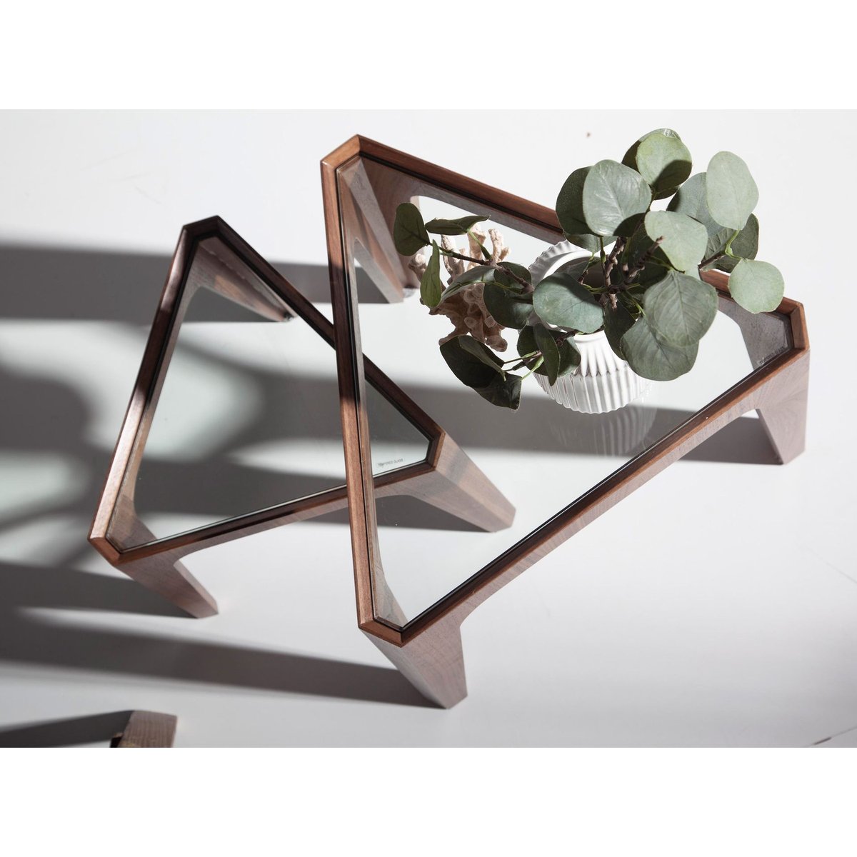 Table d'angle triangulaire en verre trempé et noyer verre | noyer, ANGEL CERDA