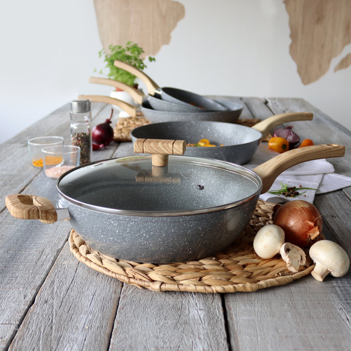 Sauteuse avec couvercle en aluminium, CANNELLE gris, MENASTYL