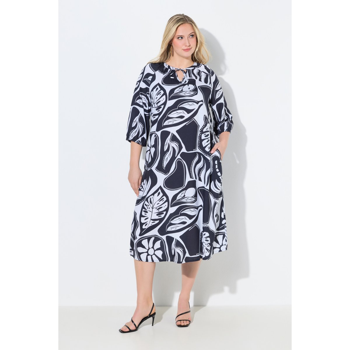 Robe midi dans un imprimé graphique marine, ULLA POPKEN