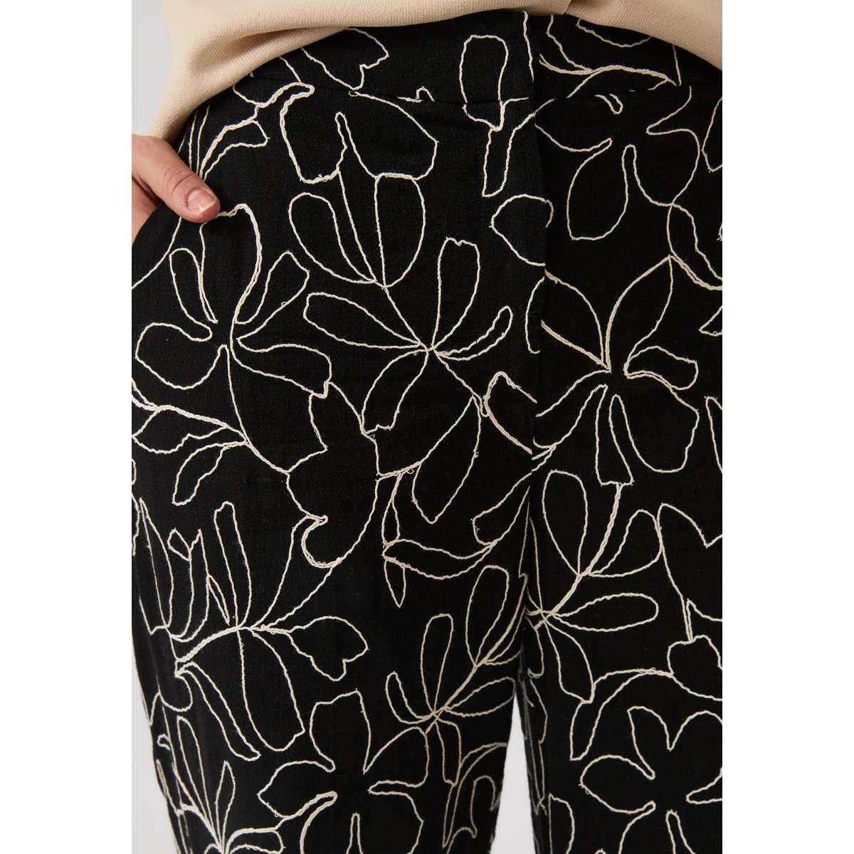Pantalon crêpe brodé fleuri noir fleuri, DAMART