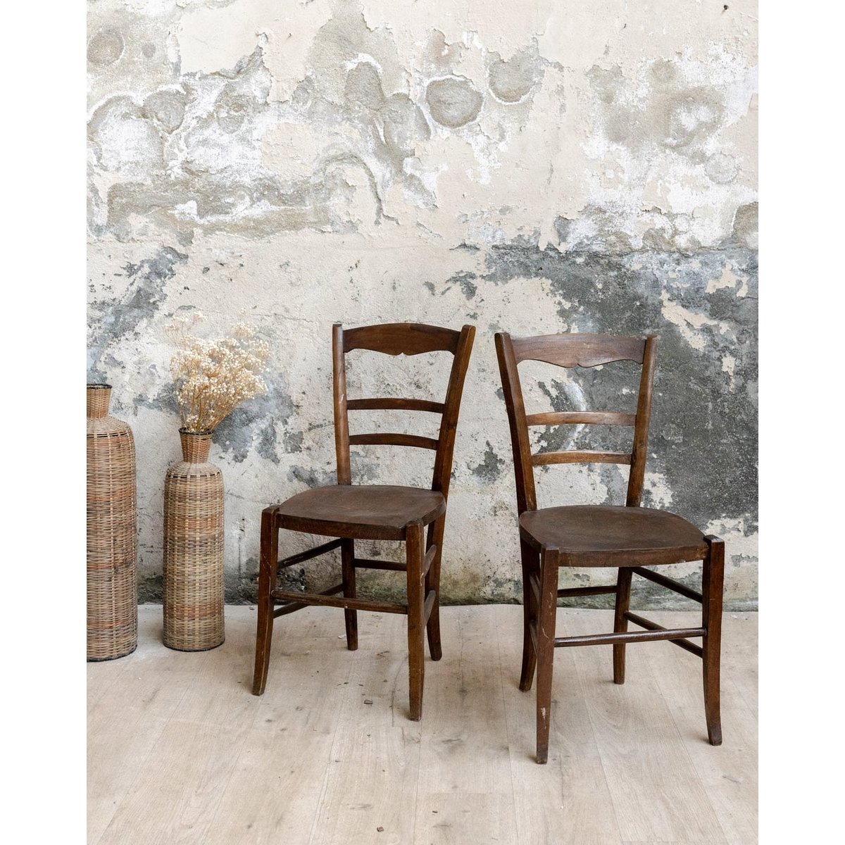 Paire de chaises sculptées en bois Claude N°1676 - Bon état bois foncé, DEBONGOUT