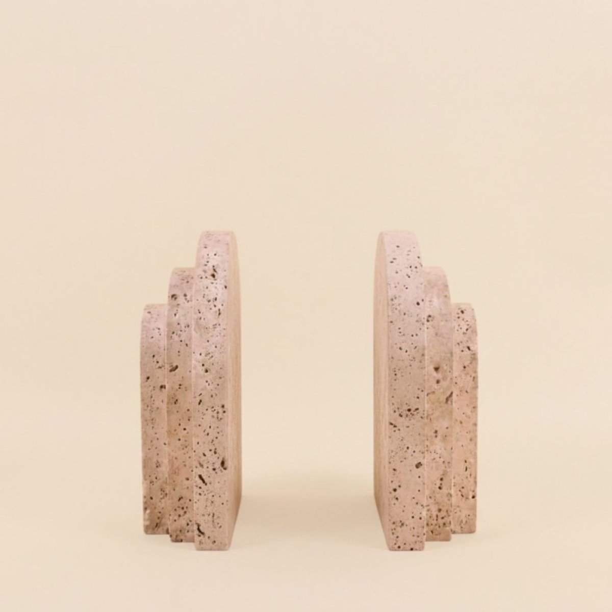 Set de 2 serre-livres imitation travertin forme arche beige, ORNAMI
