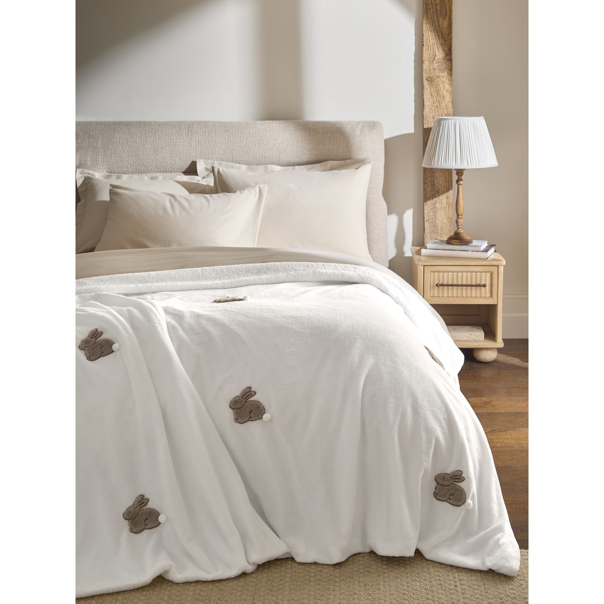 Jeté de lit en polaire avec motif lapin naturel, NEXT