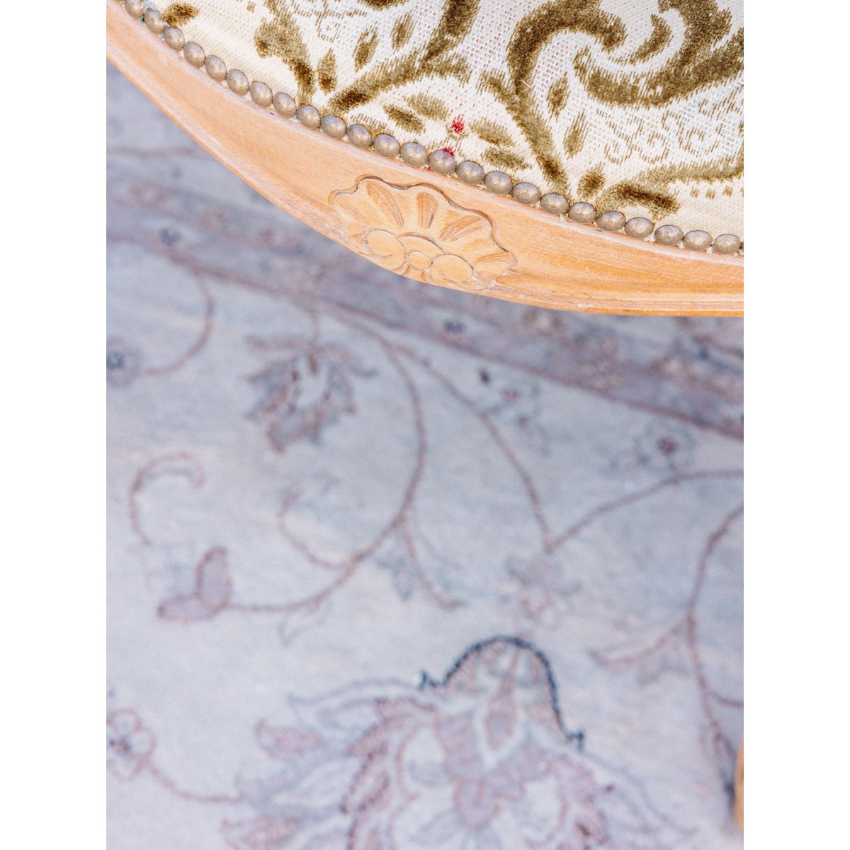 Paire de chaises au tissu floral Claude N°1556 - Bon état multicolore, DEBONGOUT