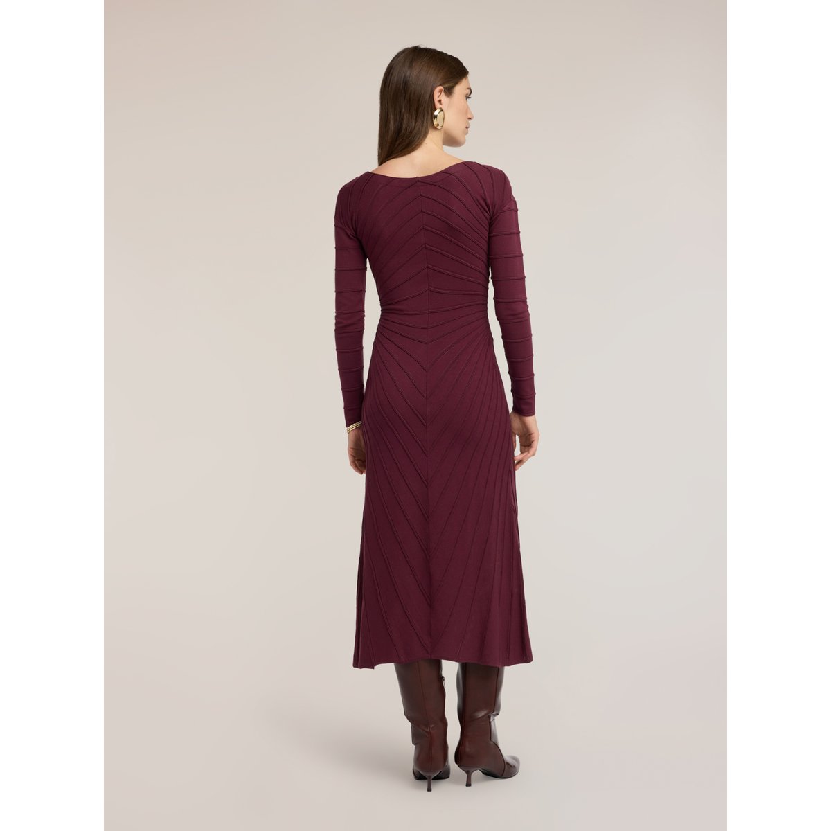 Robe fourreau avec texture en relief burgundy, MOTIVI