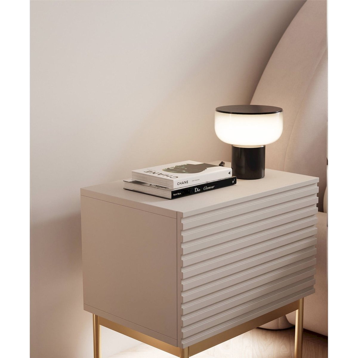 Table de chevet cannelée LINEARIS avec LED cachemire et doré, RECOLLECTION