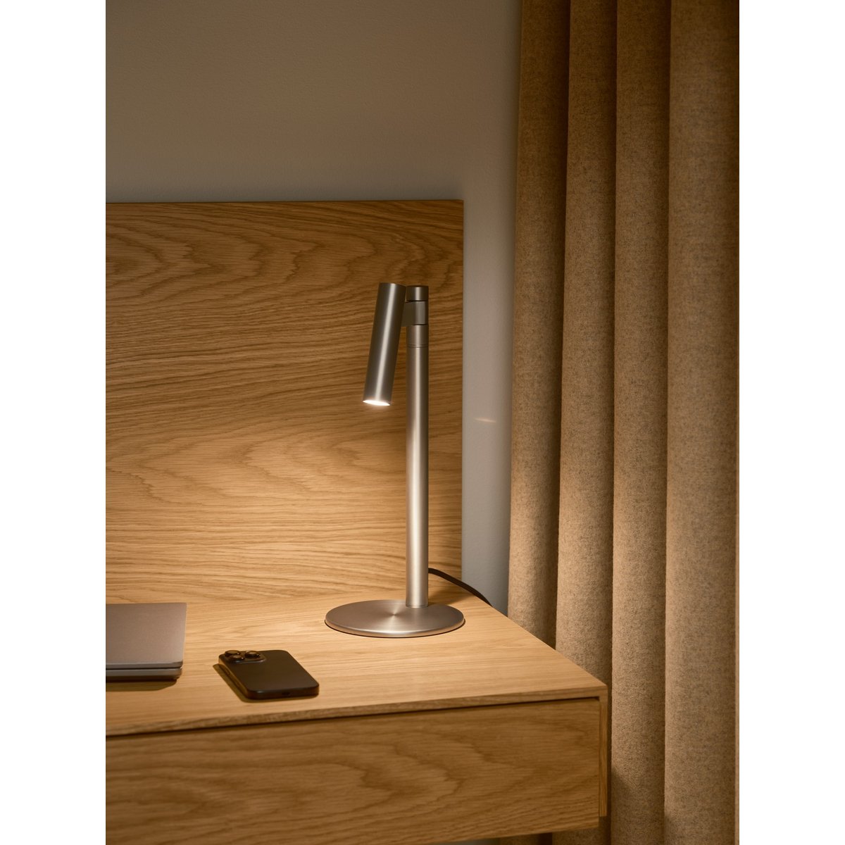 Lampe à poser tête d'éclairage orientable en aluminium, Makoto chrome satiné, DESIGN FOR THE PEOPLE