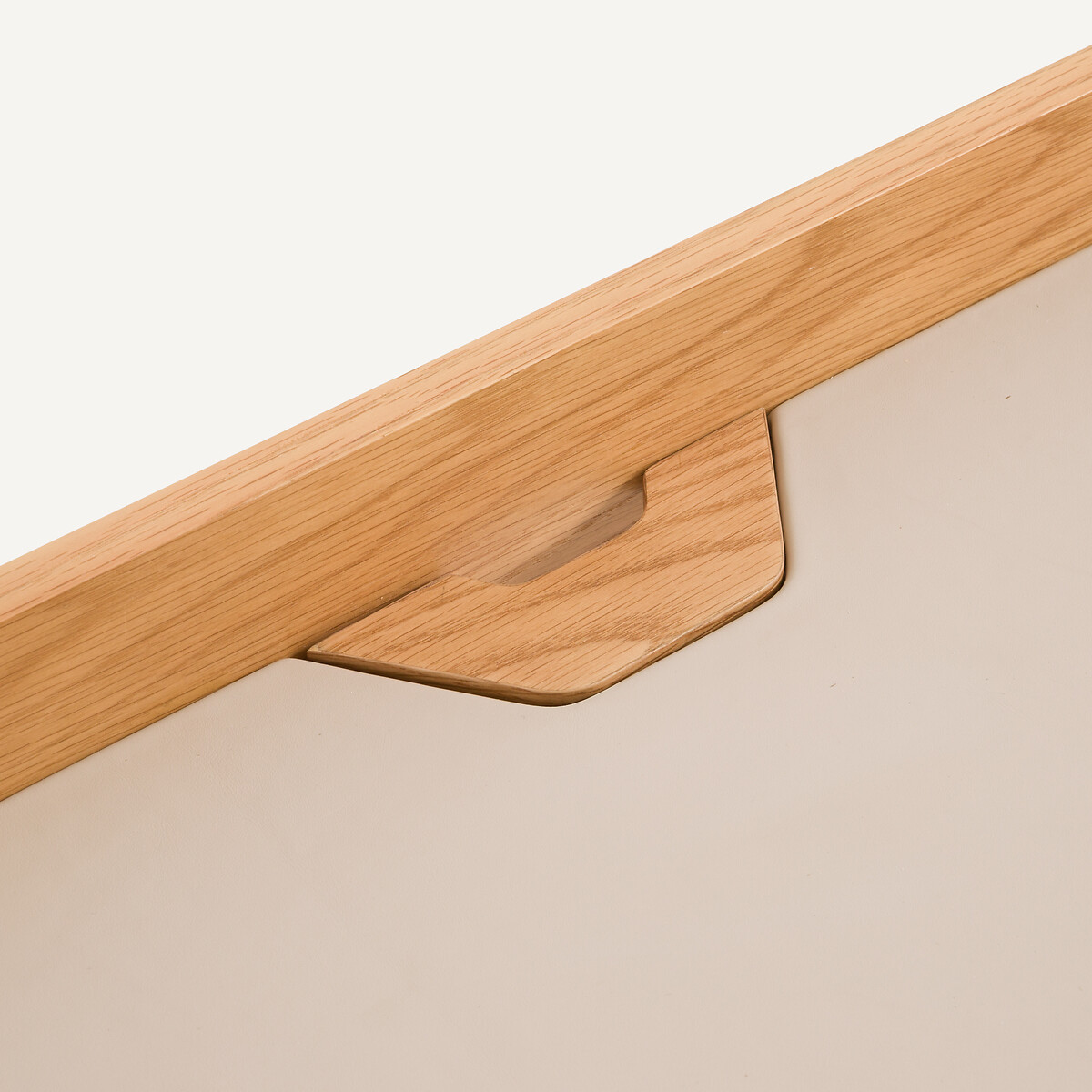 Scrivania in rovere impiallacciato e pelle, Junius, design Emmanuel Gallina quercia naturale, AM.PM X EMMANUEL GALLINA