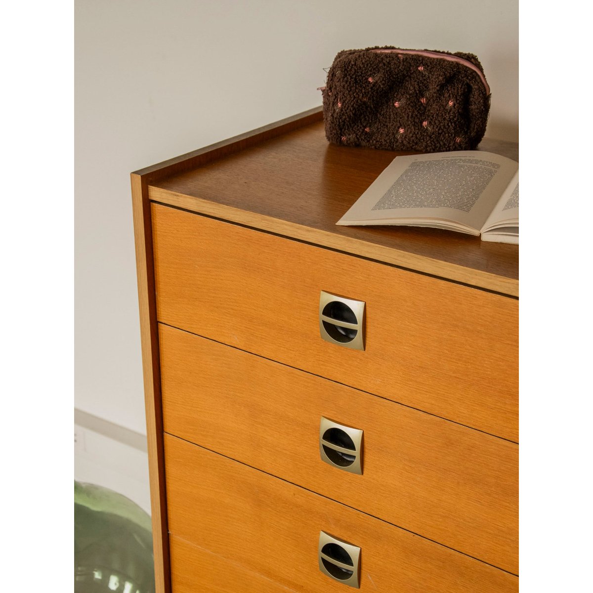 Commode scandinave aux poignées brutalistes Olga N°1076 - Bon état bois clair, DEBONGOUT