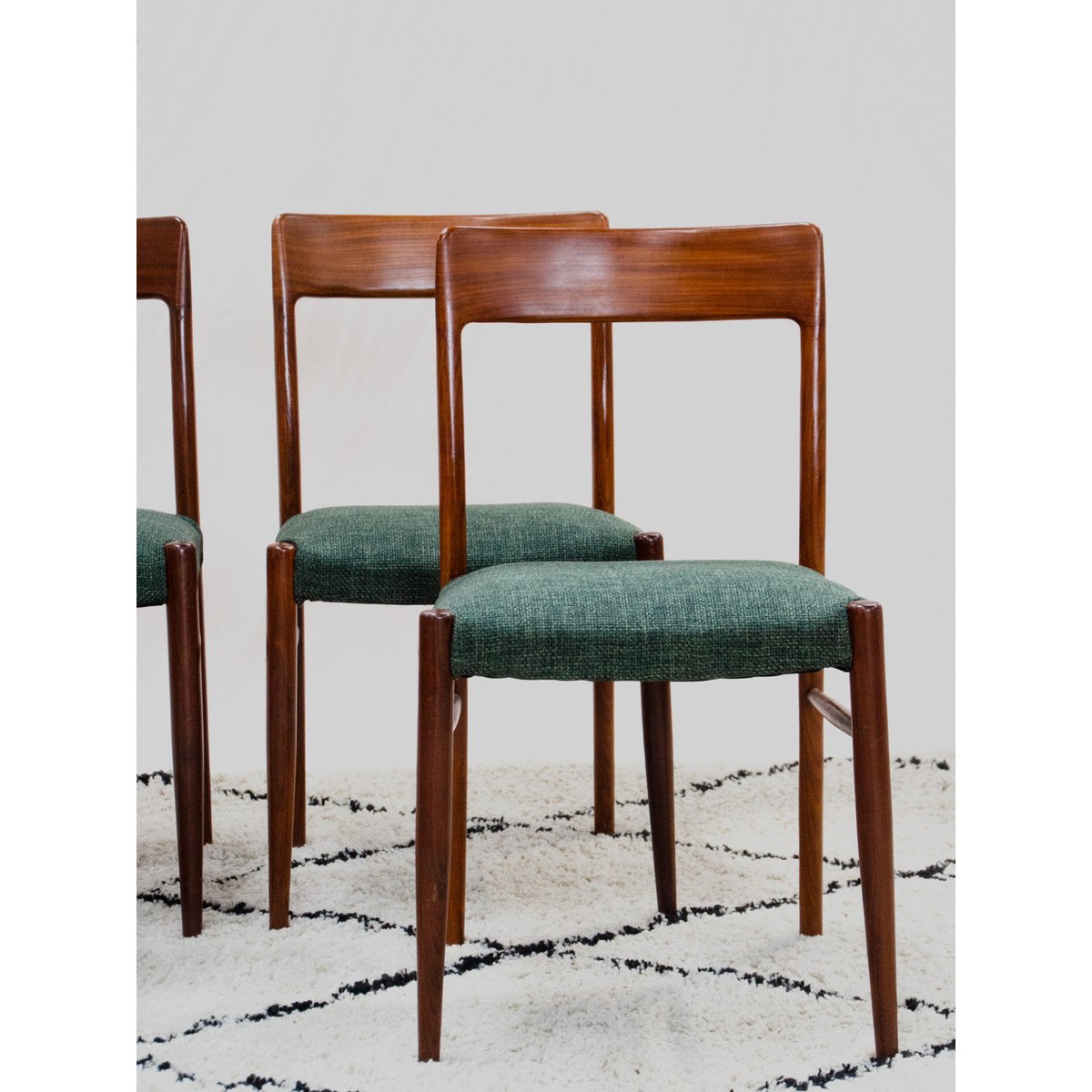 Lot de 4 chaises en teck et tissu Alma N°2134 - Bon état bois foncé, DEBONGOUT