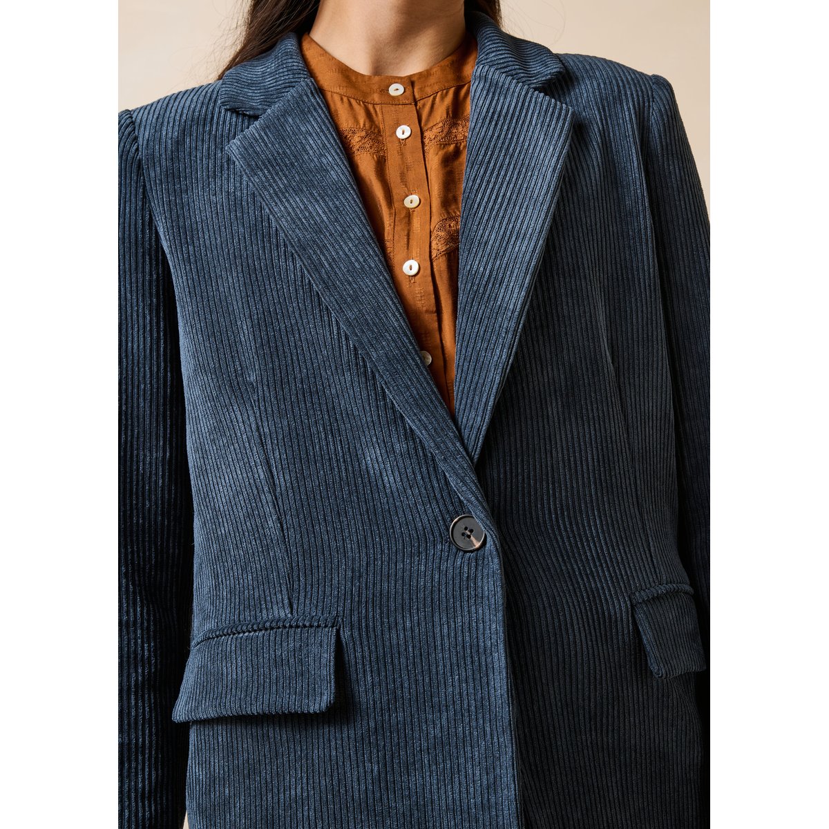 Veste tailleur en velours manches longues bleu acier, LA FEE MARABOUTEE
