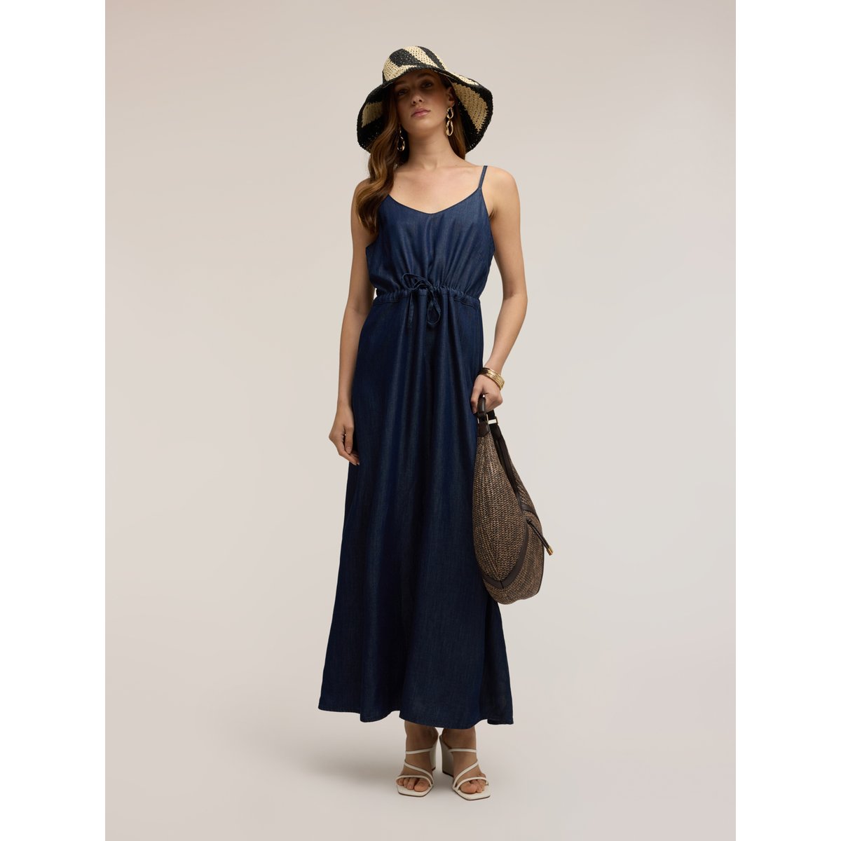 Robe longue bleu, MOTIVI