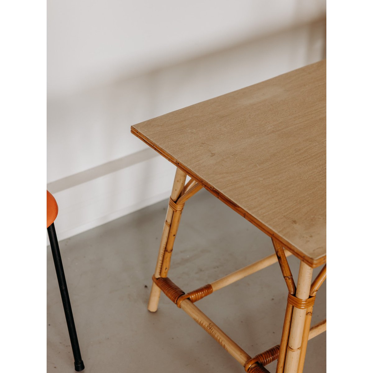 Grande table basse en bois et rotin Léonie N°1574 - Bon état bois clair, DEBONGOUT