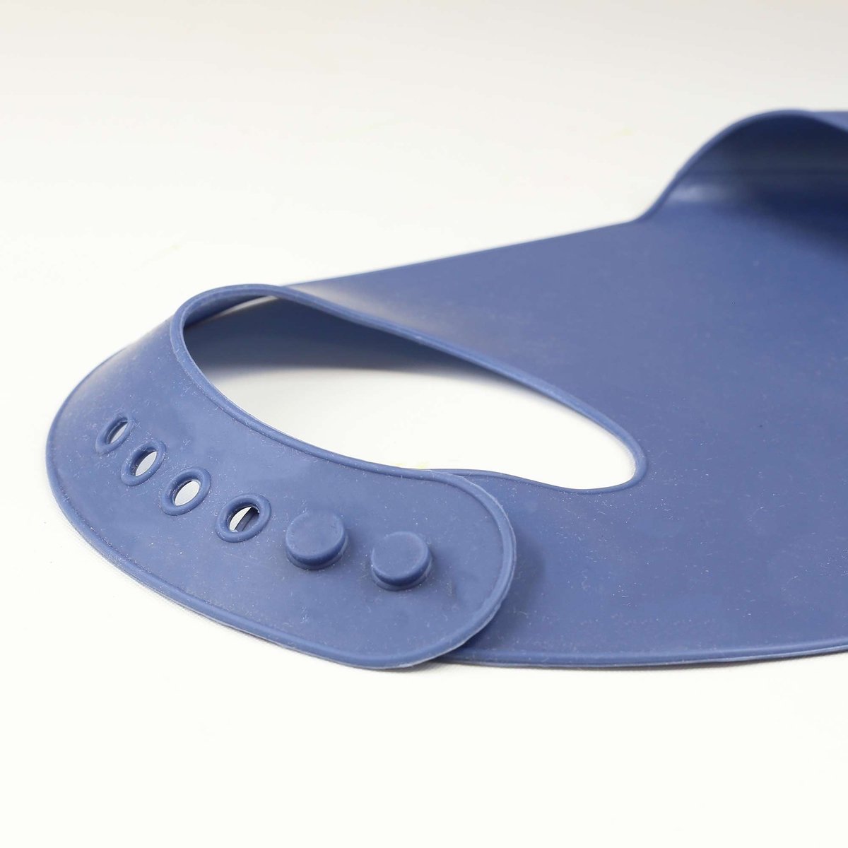 Bavoir avec récupérateur en silicone bleu, TROIS KILOS SEPT