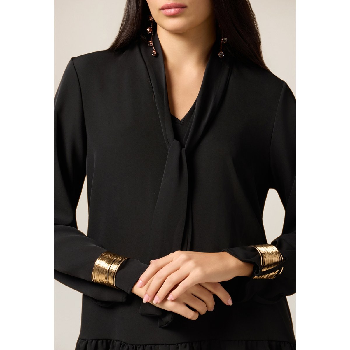 Robe évasée avec bracelets dorés noir, OLTRE