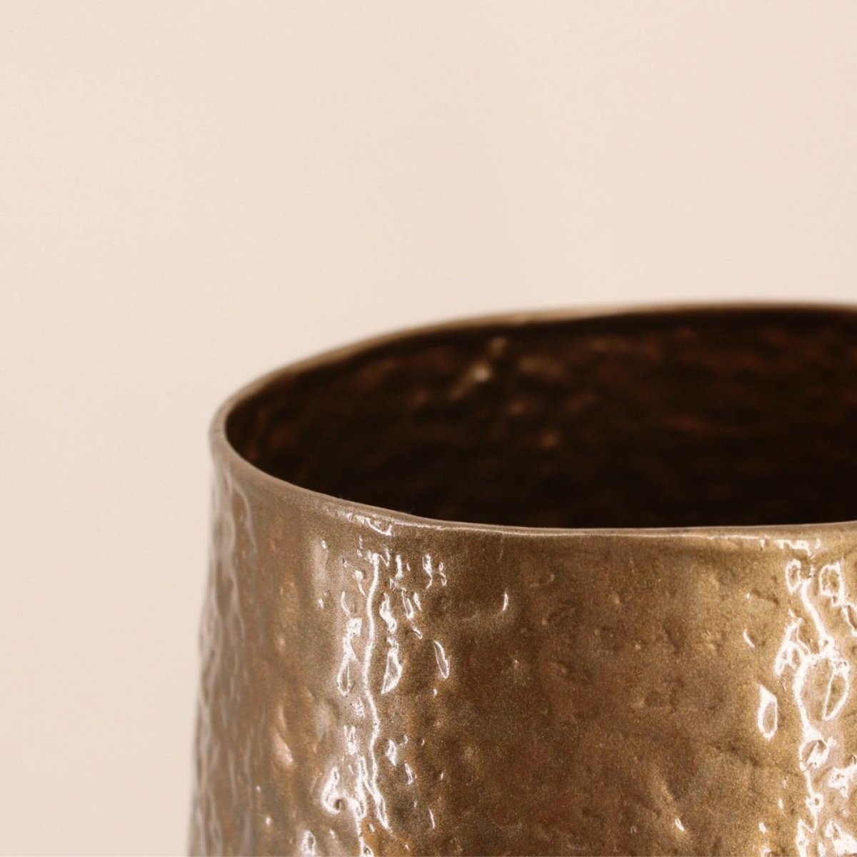 Vase design en métal martelé, H50cm doré, ORNAMI
