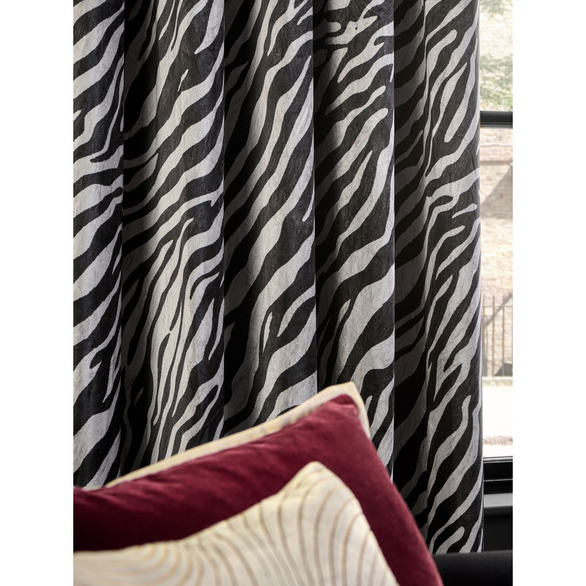 Rideaux en velours à œillets et imprimé zèbre noir/gris, NEXT