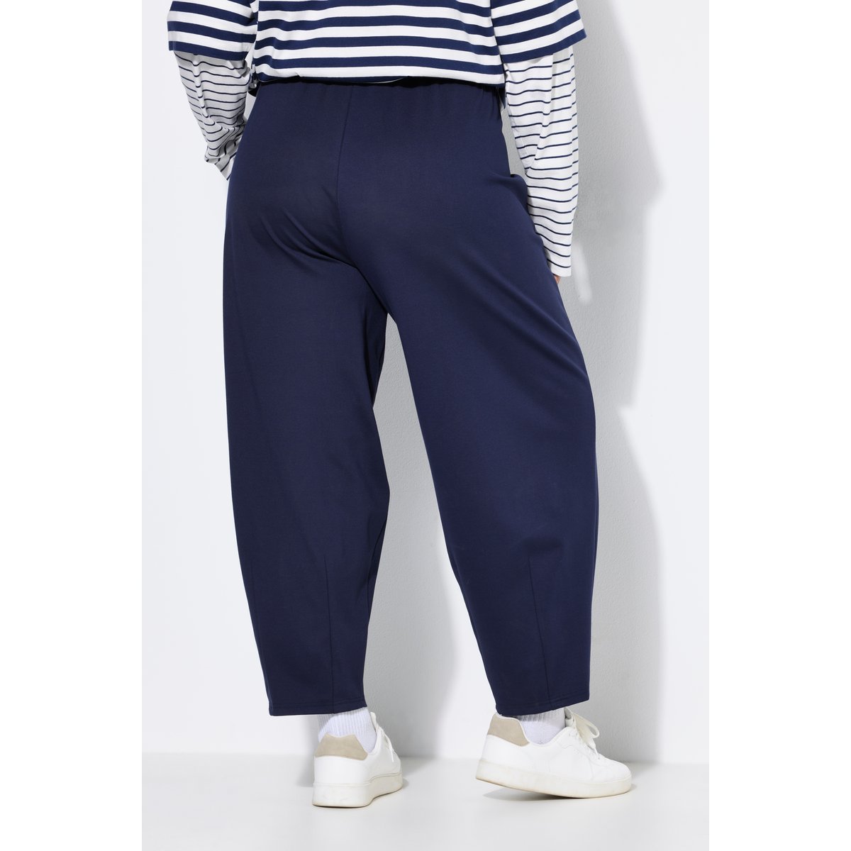 Pantalon coupe « barrel » bleu nuit, STUDIO UNTOLD