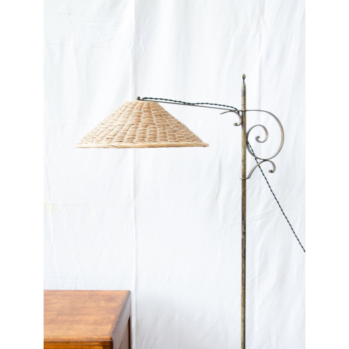 Lampadaire en fer forgé et rotin Julien N°429 - Bon état gris, DEBONGOUT
