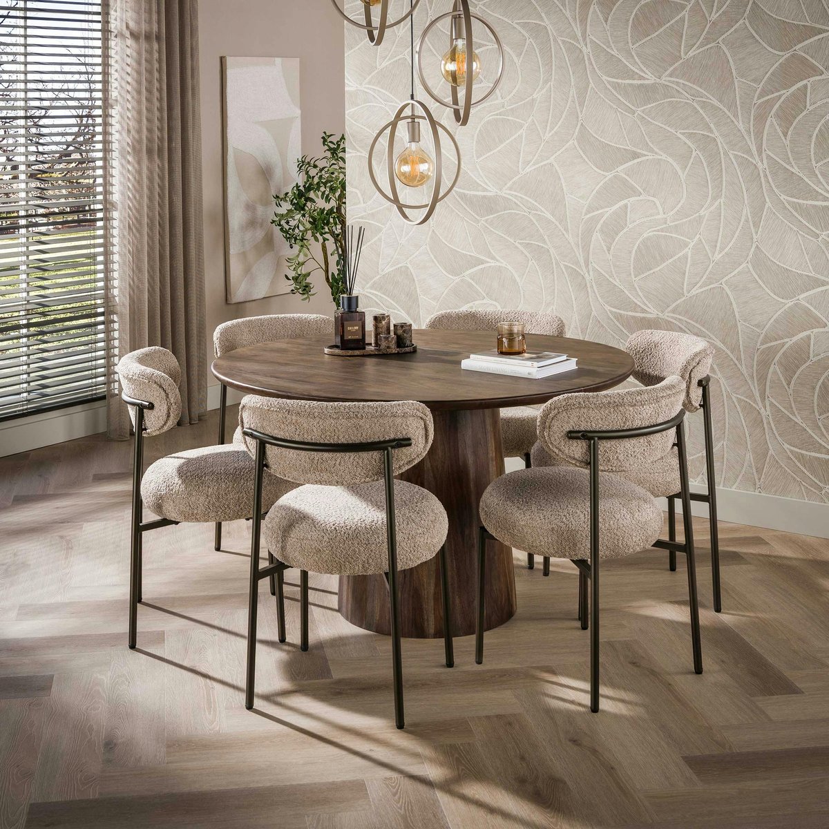 Table ronde en bois d'acacia foncé design organique Ø130 cm NAKO marron, PIER IMPORT