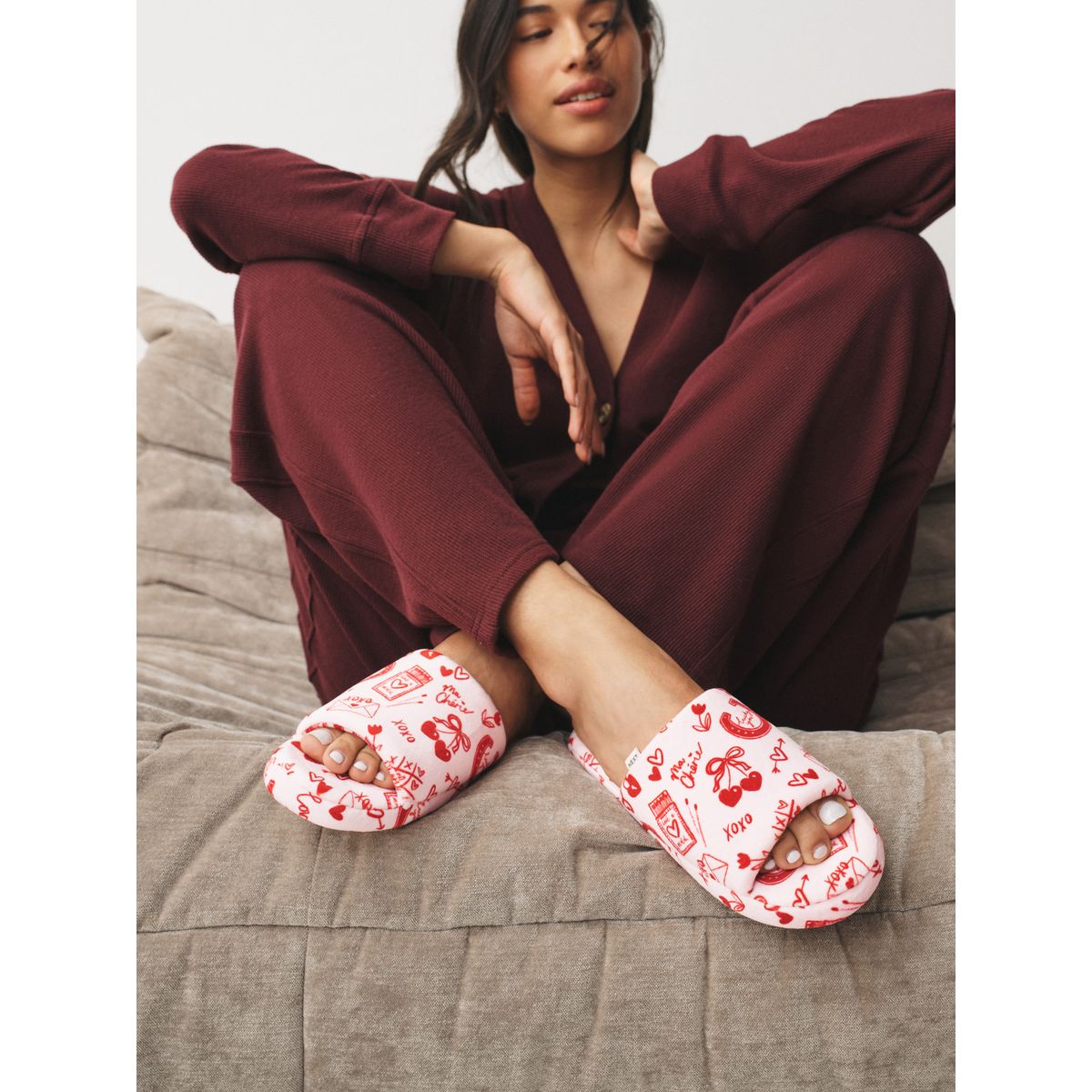 Chaussons claquettes pelucheux à motif cœur rose/rouge, NEXT