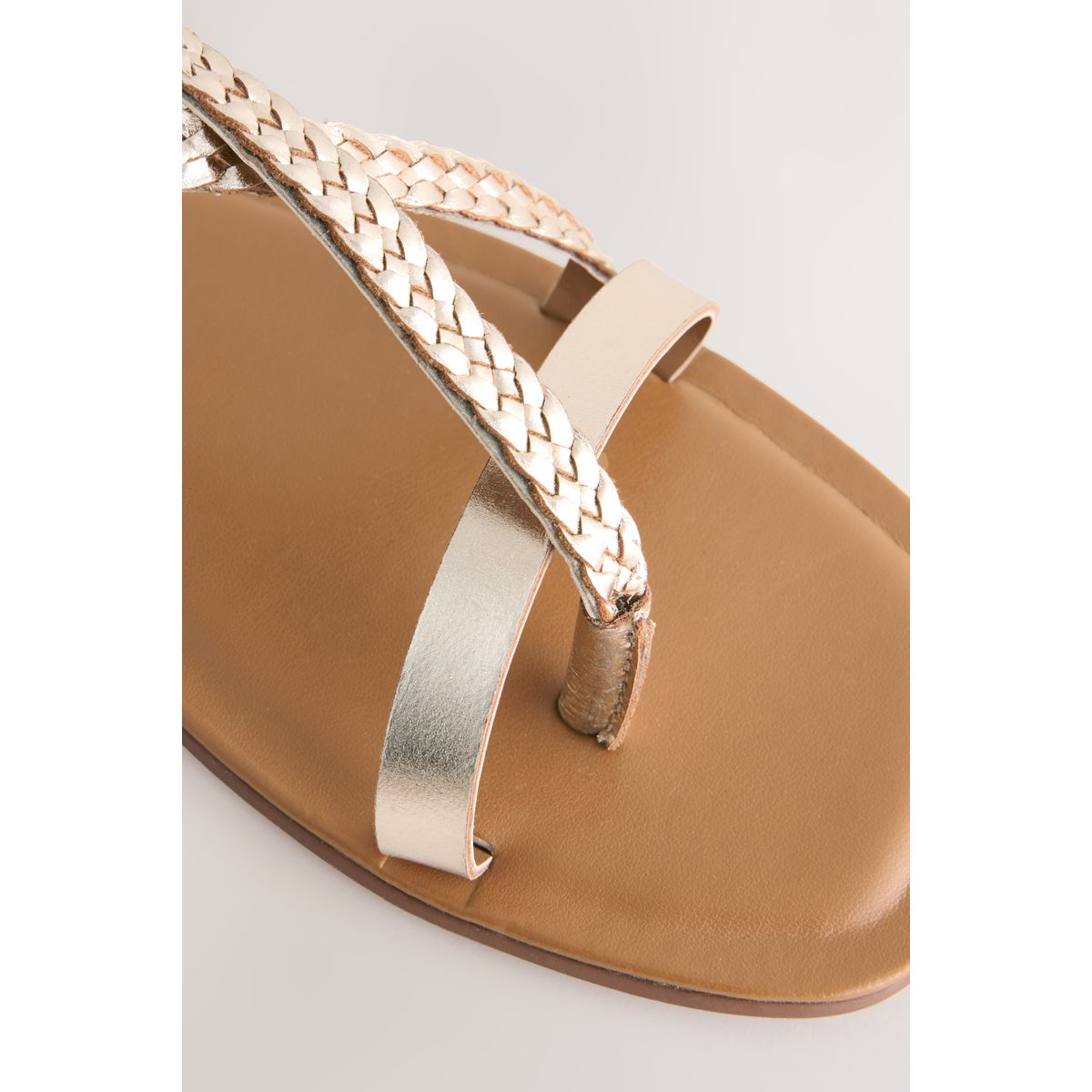 Sandales à entredoigt tressées cuir or rose, NEXT