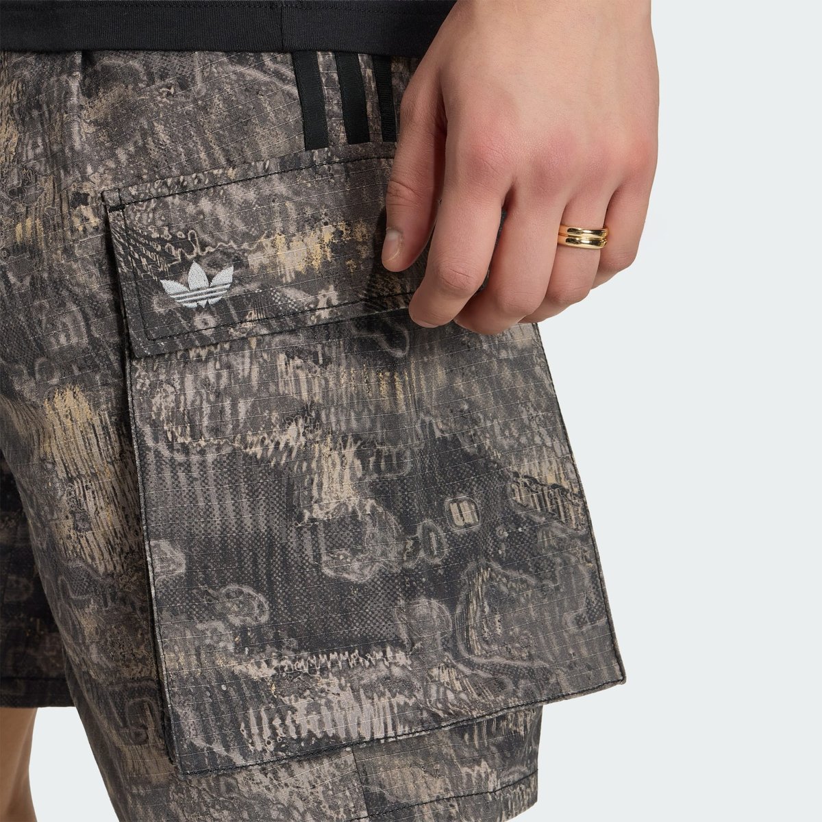 Short Cargo Adilenium Season 5 Aop Short Cargo Adilenium Season 5 Aop chalk pearl / wonder taupe, adidas Originals